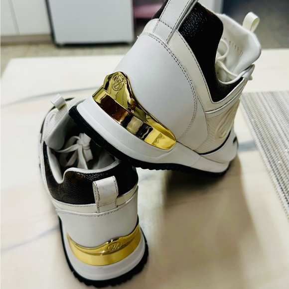 Louis Vuitton Run Away Monogram Sneakers Size 37 - Picture 8 of 10